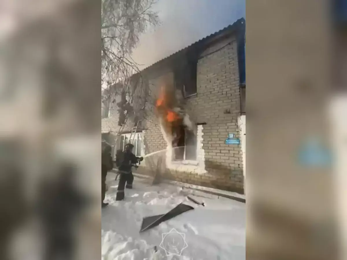 Пожарные вынесли из горящего дома 5 газовых баллонов