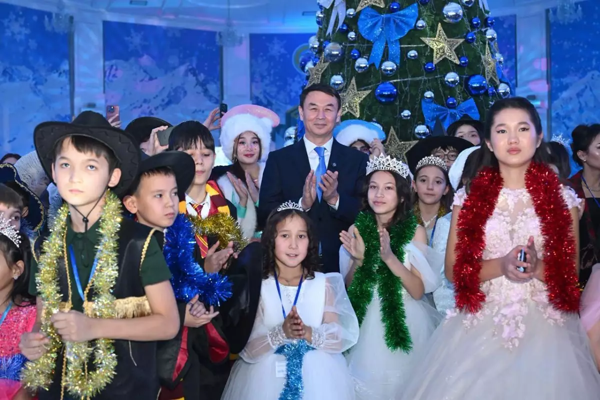 300 детей стали гостями президентской новогодней елки в Алматы