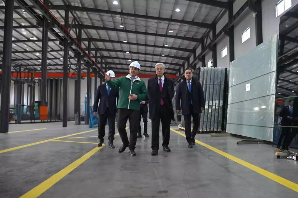 Токаев осмотрел предприятие по производству закаленного стекла в Таразе