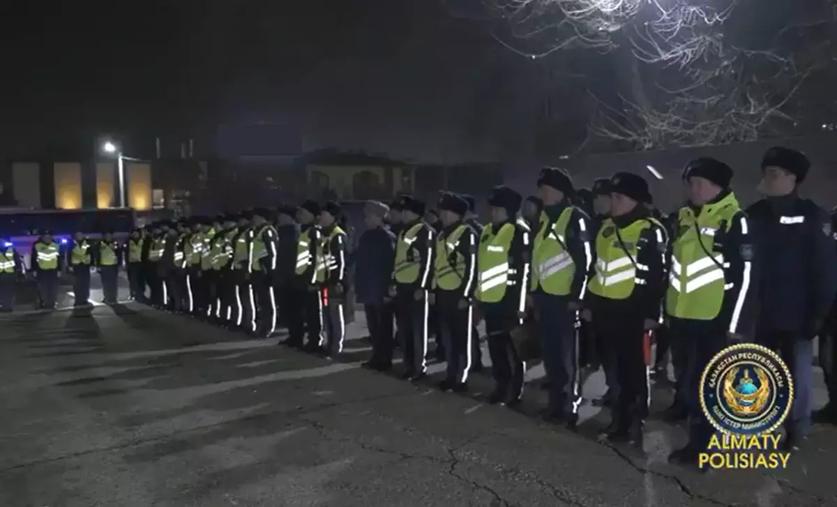 В канун новогодних праздников: в Алматы полицейские усилили патрулирование города