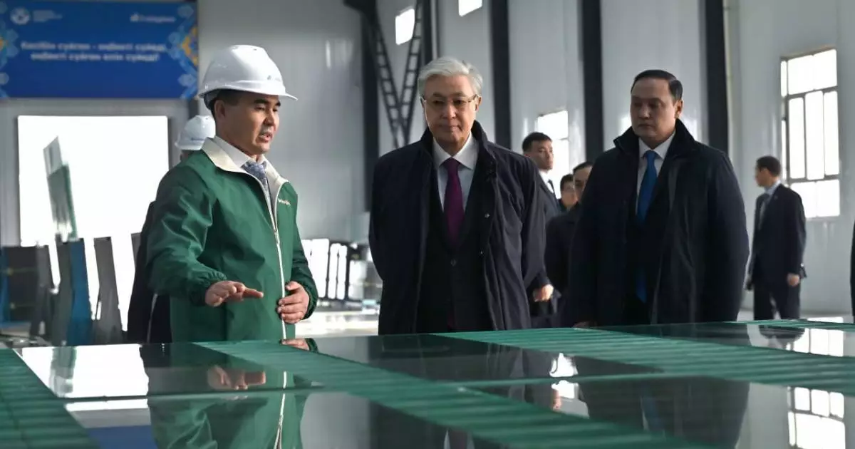  Президент Dala Glass әйнек өндіретін кәсіпорын қызметімен танысты 