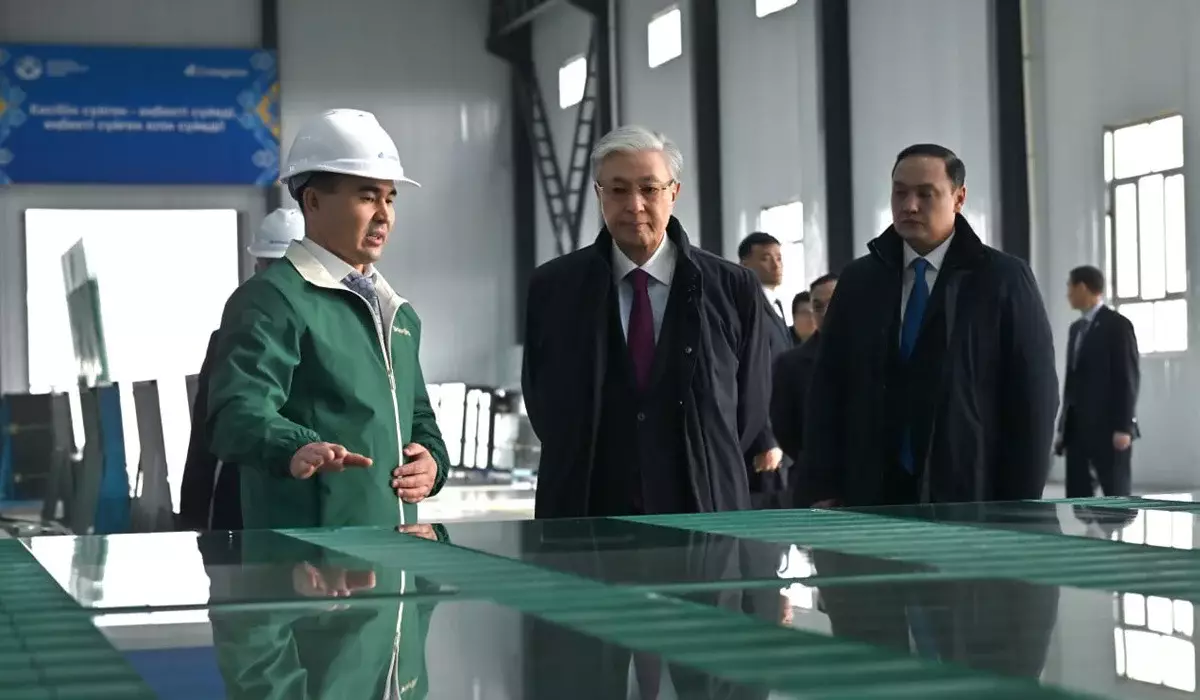 Тоқаев әйнек өндіретін кәсіпорынның қызметкерлерімен кездесті