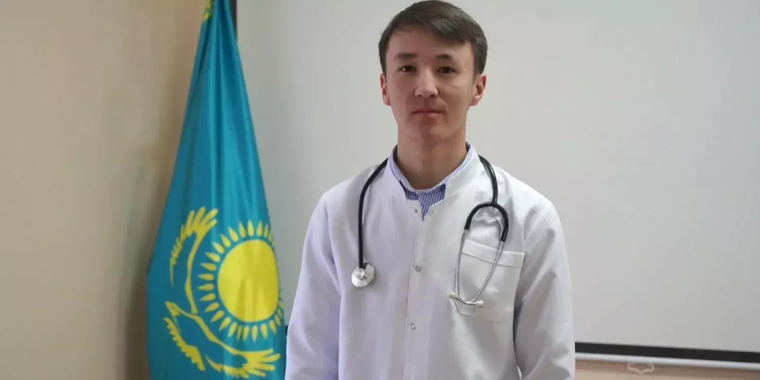 Атырауда фельдшер  көпірден секірмек болған ер адамды құтқарып қалды