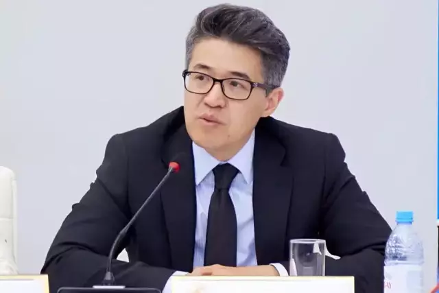 Экономист қазақстандықтарға ай сайын 300 мың теңгеден беріп отыруды ұсынды