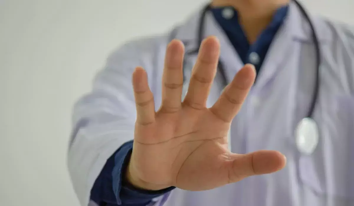 Дәрігерге күш көрсеткендер миллиондап айыппұл төлеп, түрмеге қамалуы мүмкін