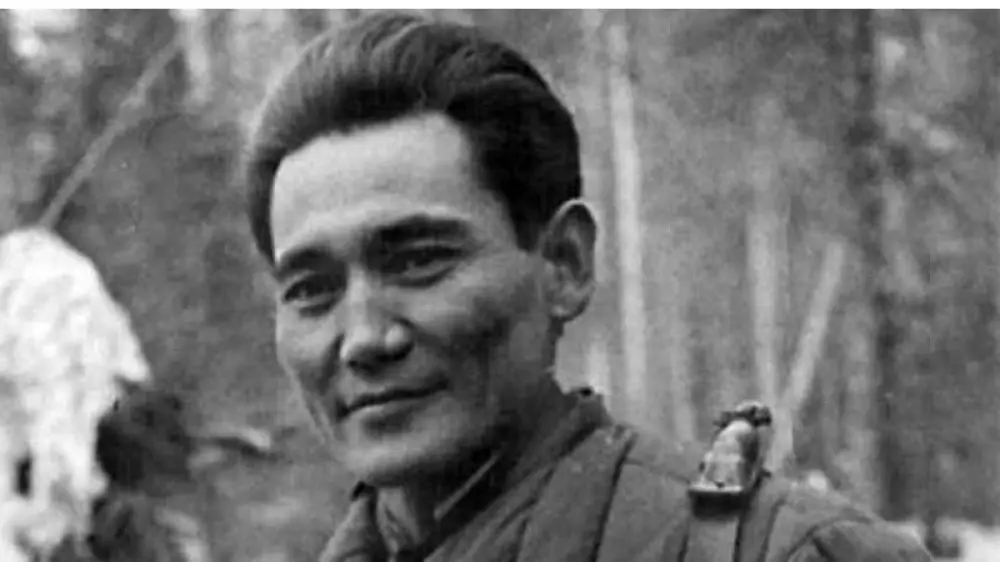 “Восстановить справедливость“ — Токаев присвоил Бауыржану Момышулы звание “Халық қаһарманы“