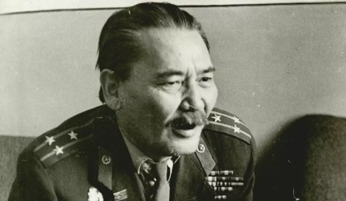 Бауыржан Момышұлына «Халық қаһарманы» атағы ресми түрде берілді