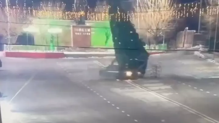 Водитель в Казахстане сбил машиной главную новогоднюю елку в городе Сарыагаш.