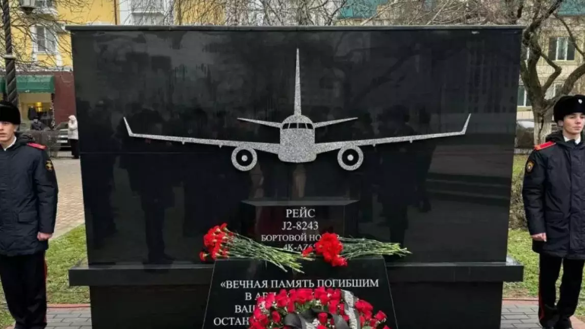 Ақтау маңындағы ұшақ апаты: Қаза тапқандарға ескерткіш қойылды