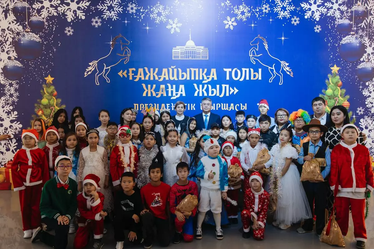 300 улыбок и мечтаний: в Атырау зажглись огни Президентской ёлки