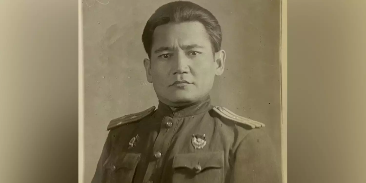 Тоқаев Бауыржан Момышұлына «Халық қаһарманы» атағын берді