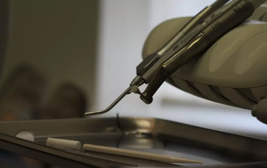 Минздрав проверяет стоматологии после смерти девочки в Астане