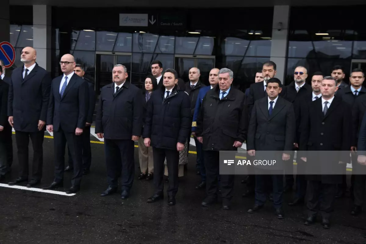 Минута молчания в годовщину смертельной авиакатастрофы самолета AZAL в Казахстане.