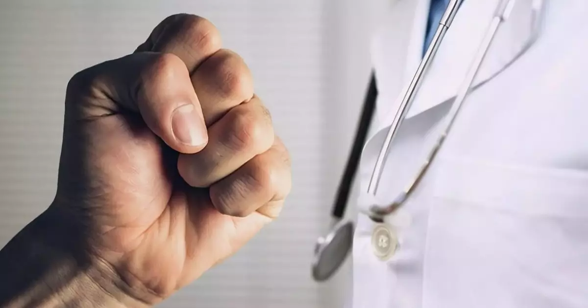  Дәрігерлерге шабуыл жасағандар 12 жылға дейін сотталады: Қазақстанда жаңа заң қабылданды 