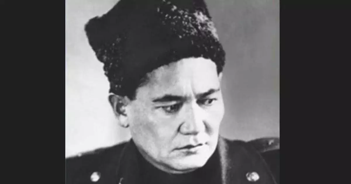  Тоқаев Бауыржан Момышұлына «Халық қаһарманы» атағын берді 