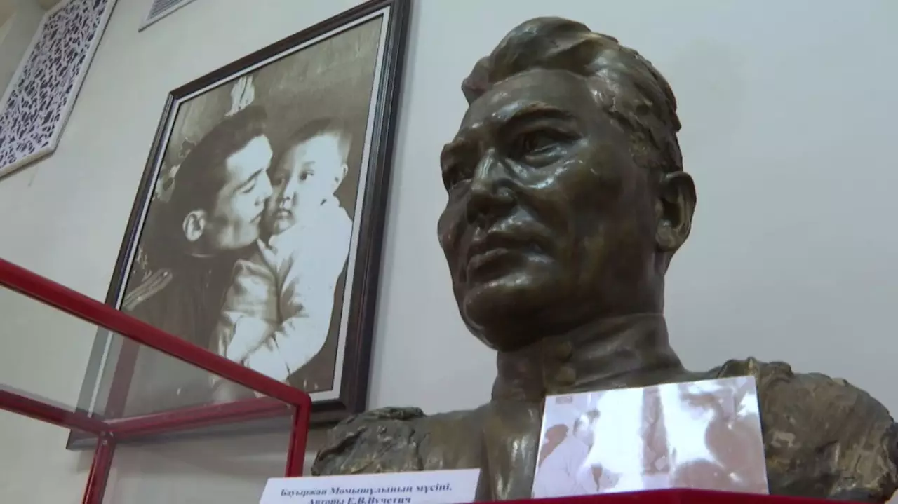 Бауыржан Момышұлына «Халық қаһарманы» атағы берілді