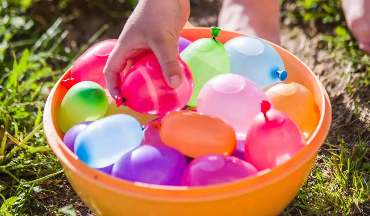 Мужчина и подросток бросали пакеты с водой с балкона в Астане