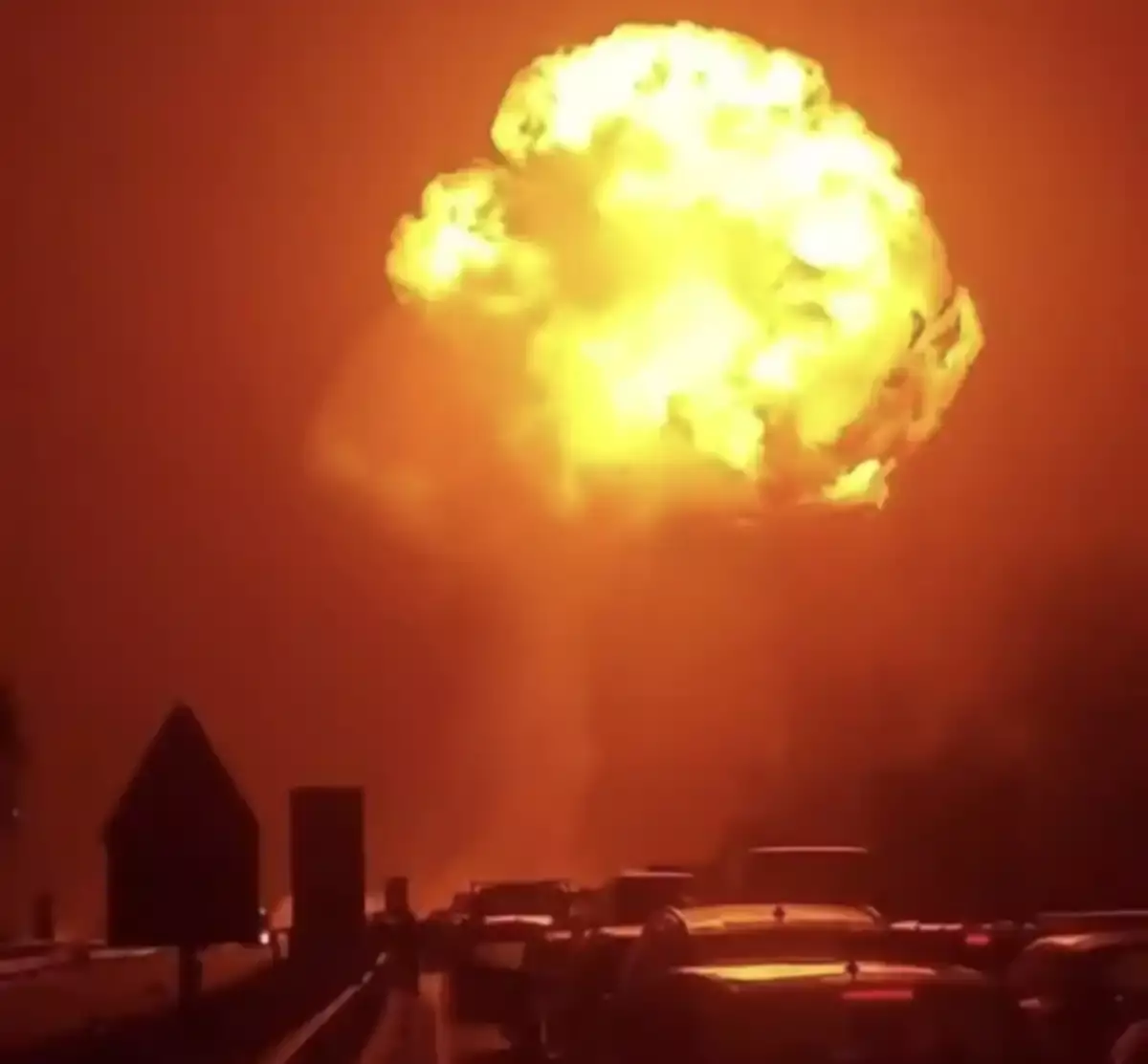 Италияда газ тасымалдаған фура жол үстінде жарылды