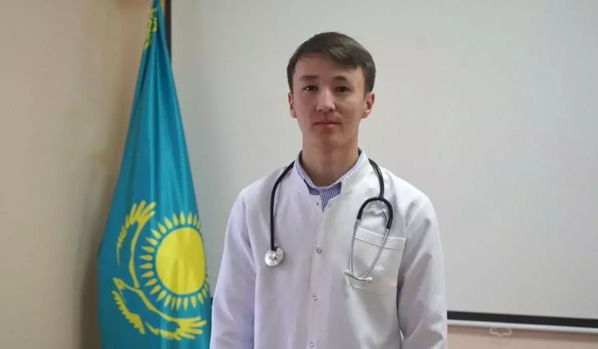 Остановил на краю: фельдшер спас мужчину на улице в Атырау