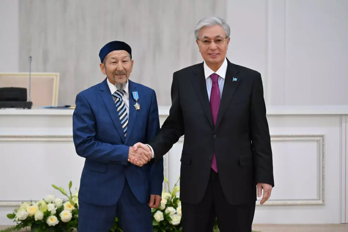 Чабан, слесарь и электрик: Токаев вручил госнаграды рабочим Жамбылской области