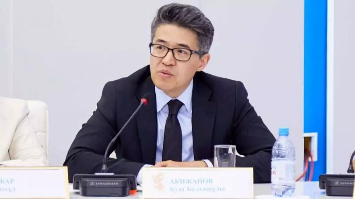 Экономист қазақстандықтарға ай сайын 300 мың теңге көлемінде базалық табыс төлеуді ұсынды