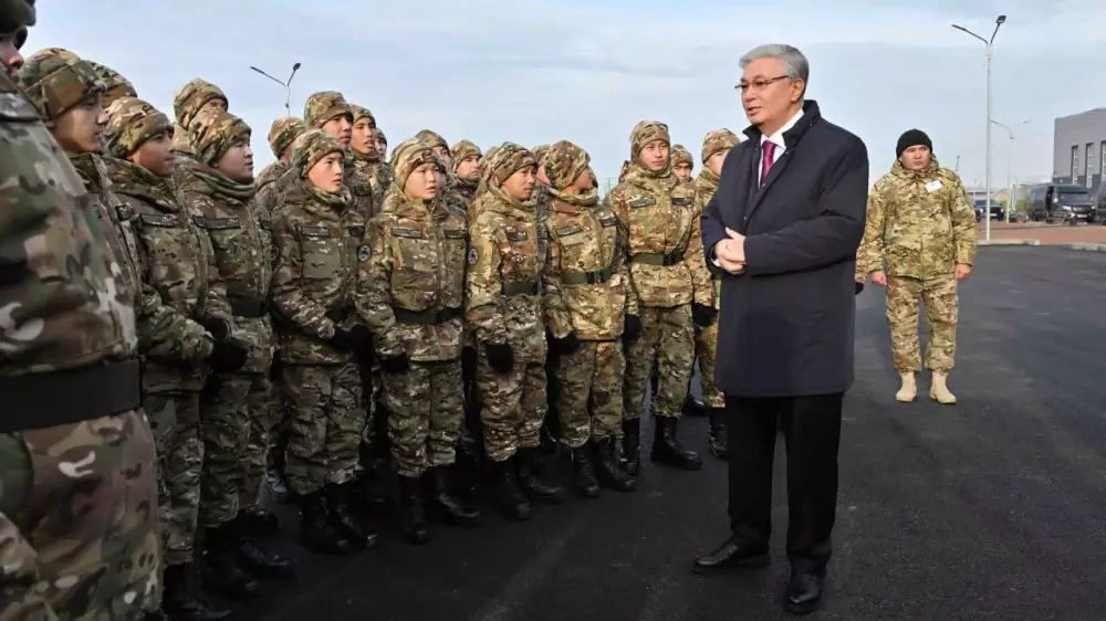 Токаев посмотрел, как учатся воспитанники военной школы-интерната