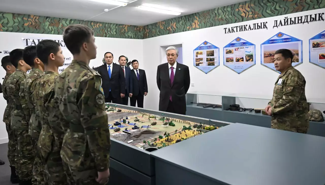 Токаев посетил специализированную военную школу-интернат в Таразе