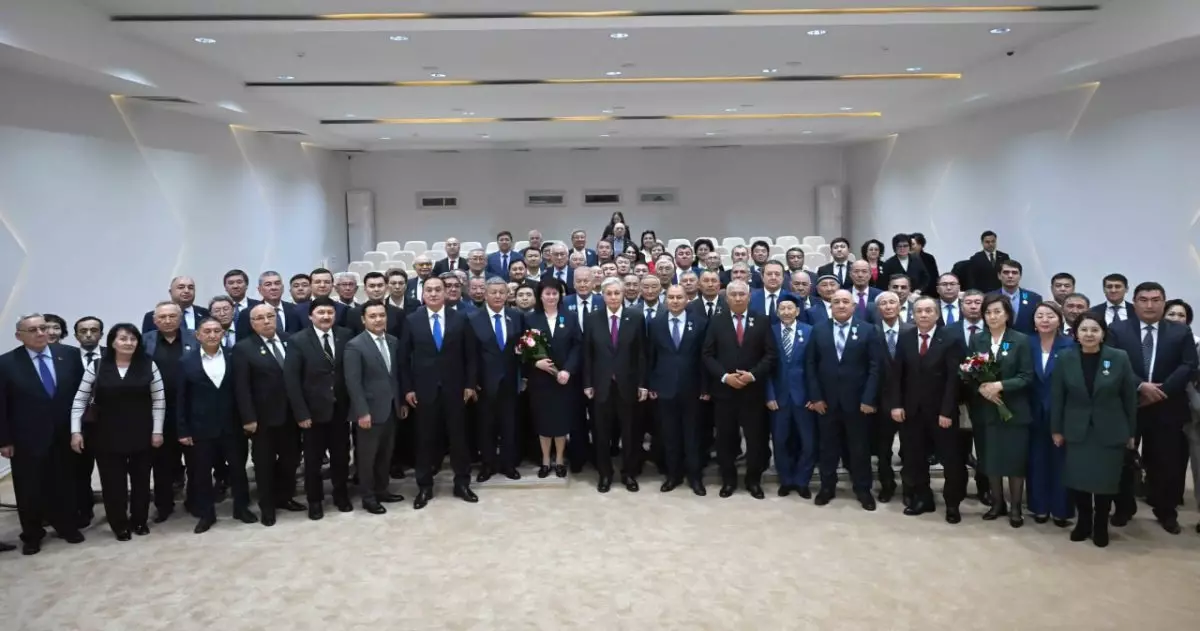 Глава государства вручил труженикам Жамбылской области госнаграды