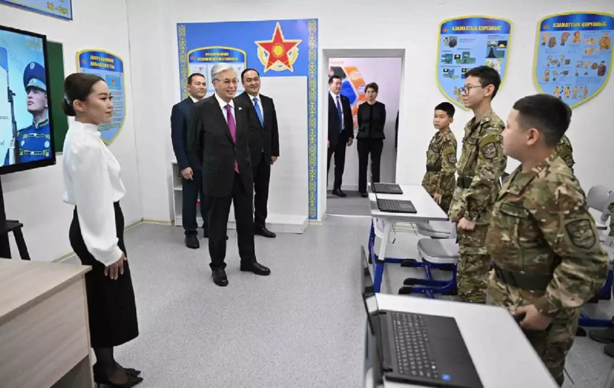 Президент Тараздағы мамандандырылған әскери мектеп-интернатқа барды
