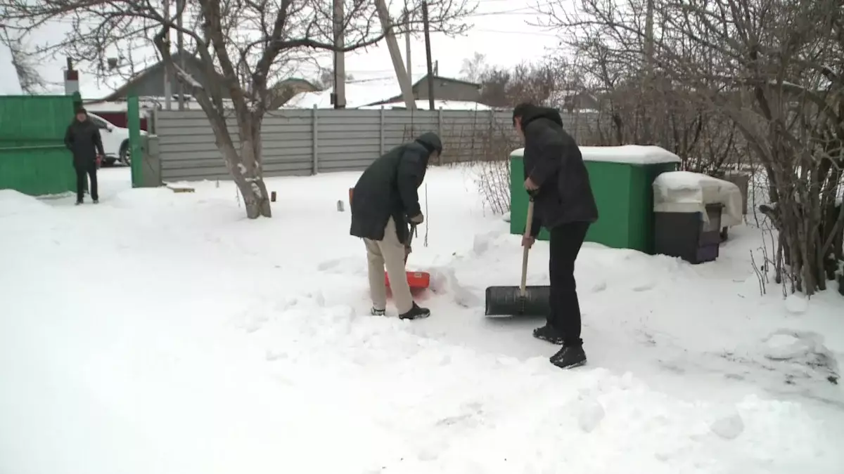 Таза Қазақстан: қарағандылық жастар ардагердің ауласын қардан тазартты