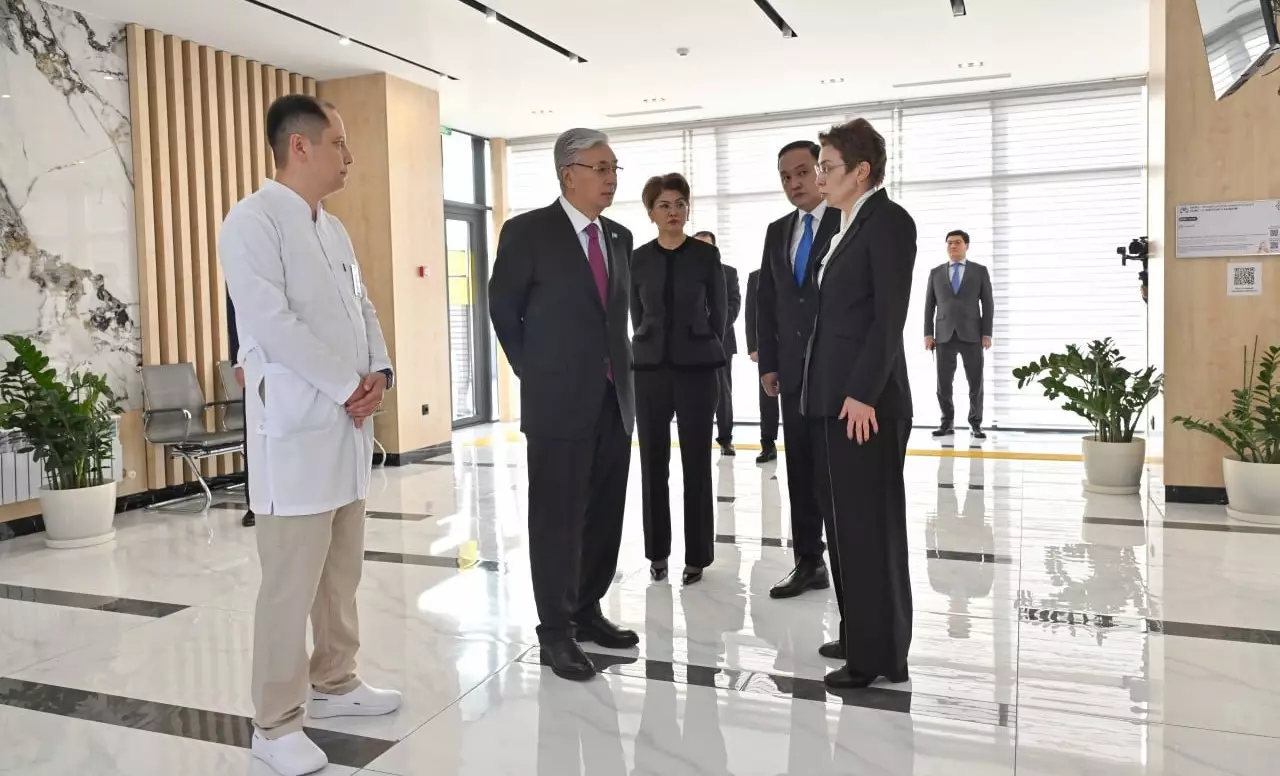 Токаев посетил аритмологическую клинику в Таразе
