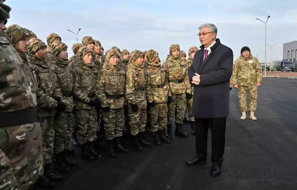 Глава государства посетил специализированную военную школу-интернат в Таразе