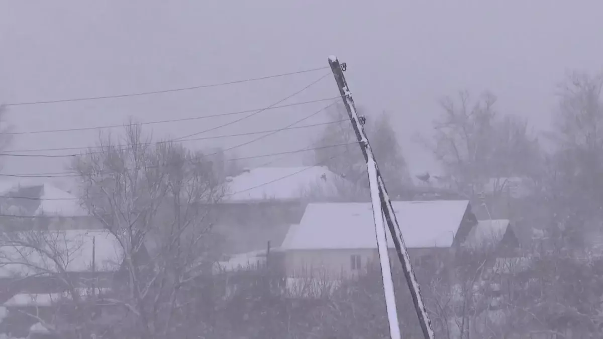 Ескірген электр желісі: ШҚО-да тұрғындар майшам жағуға мәжбүр