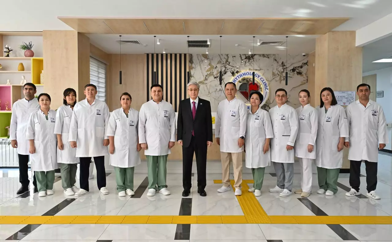 Токаев ознакомился с работой аритмологической клиники в Таразе