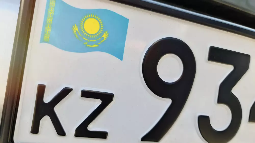 Казахстанец изменил цифру в госномере маркером и лишился водительских прав на один год
