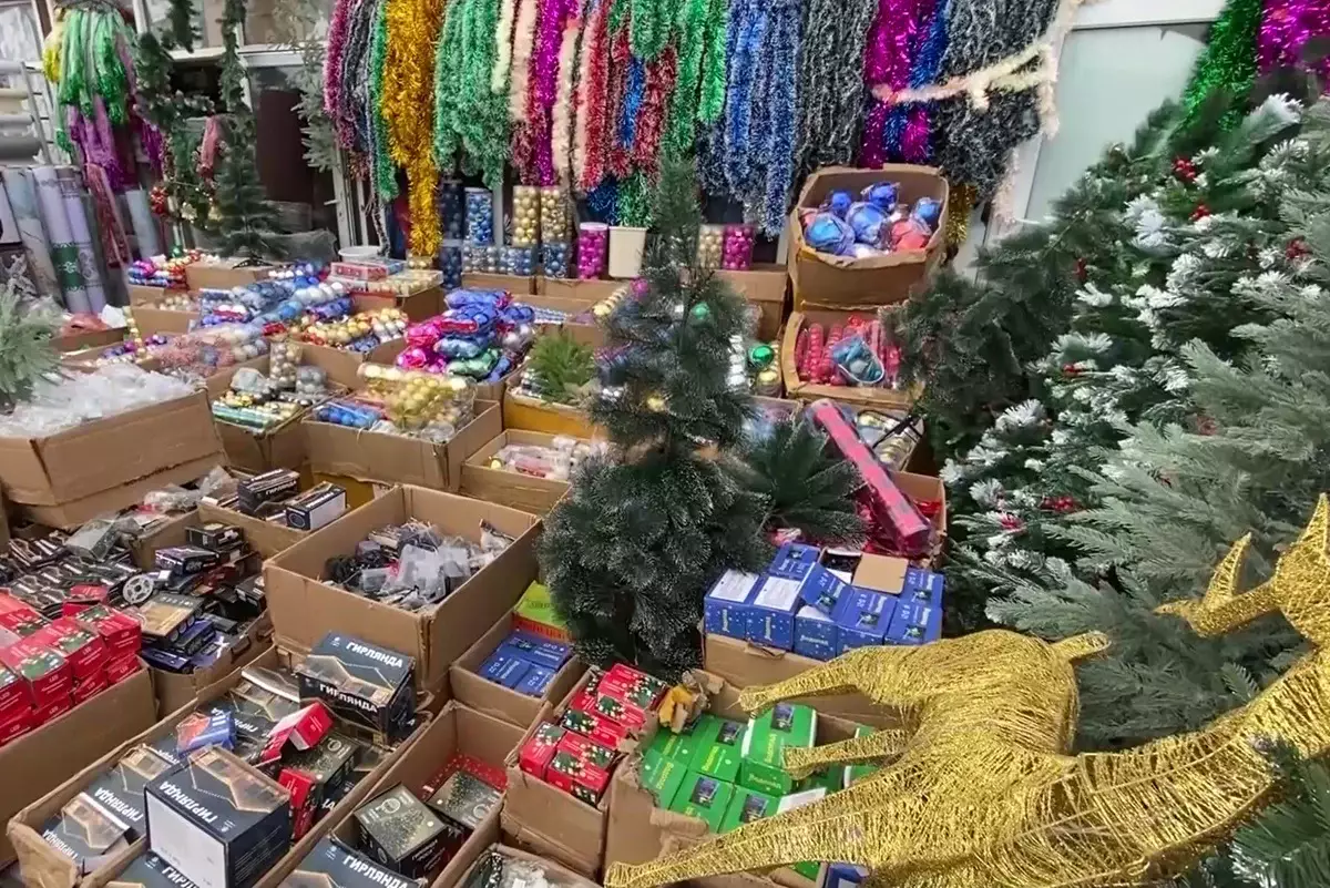 Некачественная пиротехника: в Атырау стражи порядка проводят рейд по торговым точкам