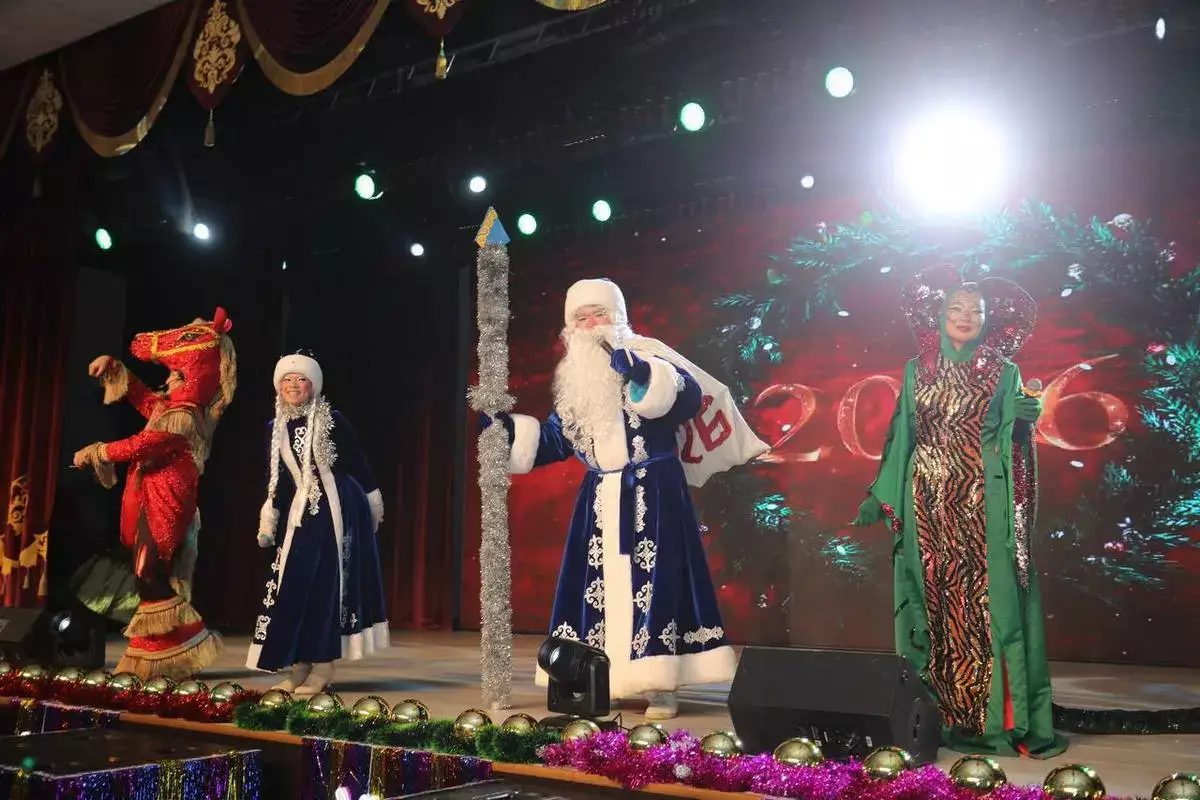 Праздник в каждый дом: в Актау детей из малообеспеченных и многодетных семей поздравили с Новым годом - новости на Lada.kz 25.12.2025