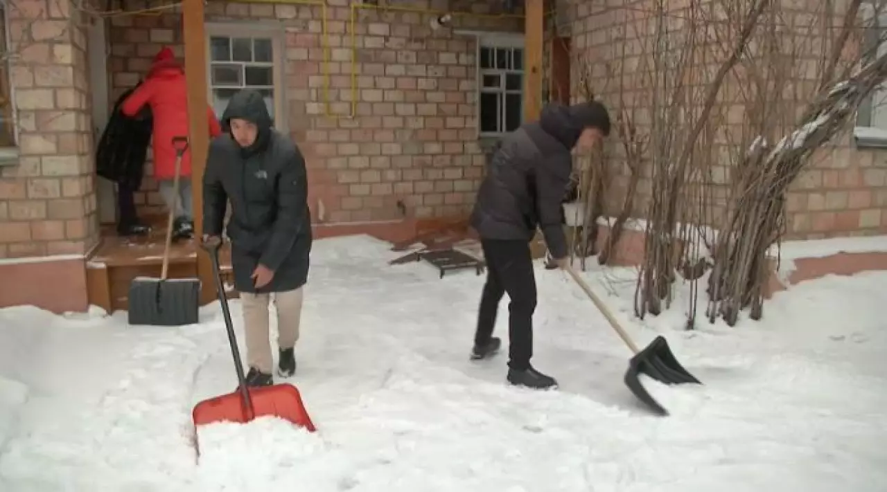 «Таза Қазақстан»: молодёжь помогает ветеранам войны в Караганде