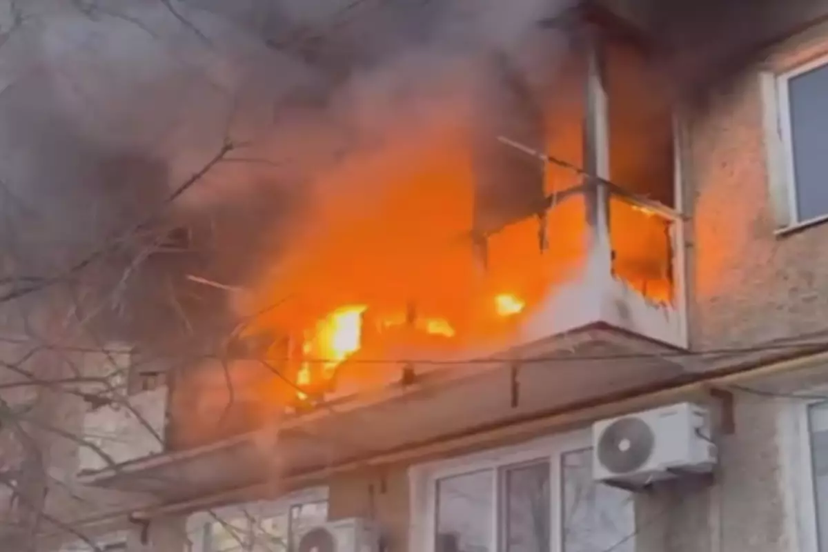 Оперативное вмешательство МЧС: в Атырау потушили пожар на балконе