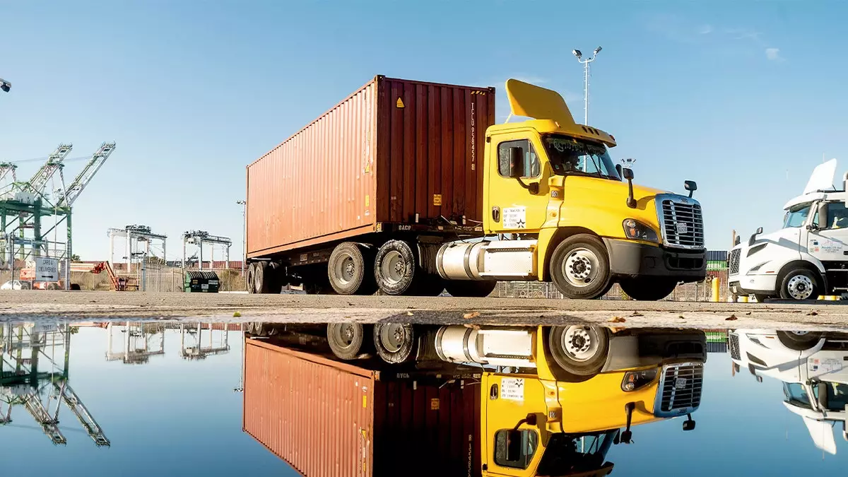 Мигранты-дальнобойщики подали в суд на Департамент автотранспорта Калифорнии из-за аннулированных коммерческих водительских прав.