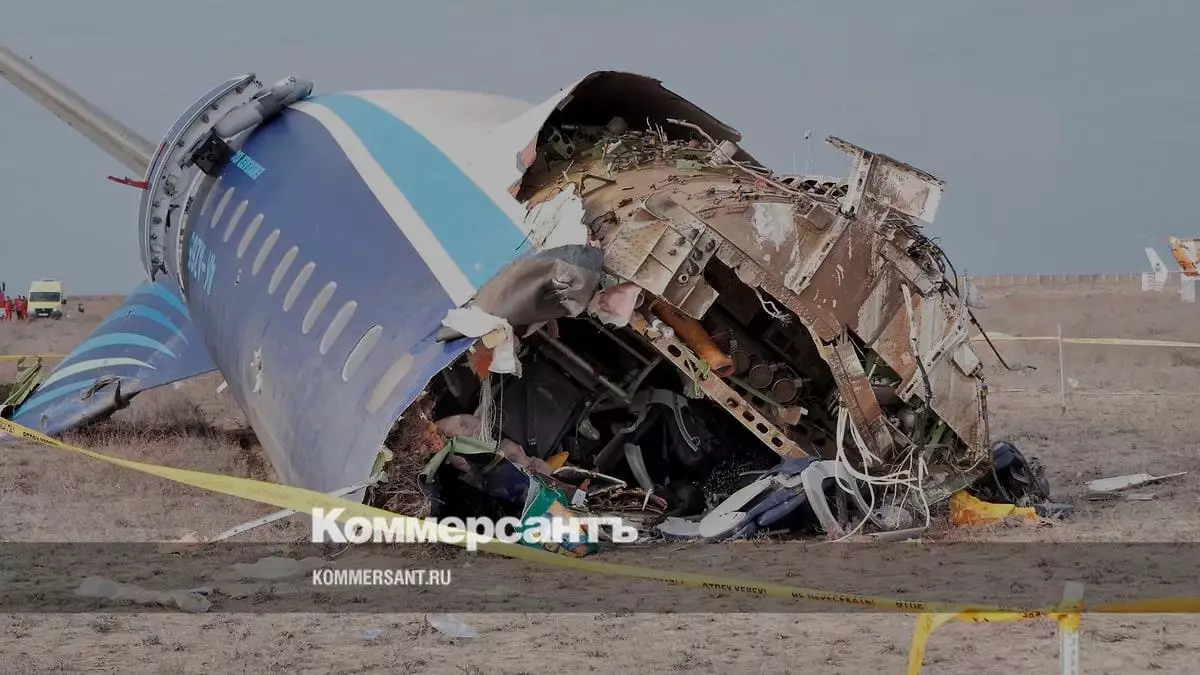 Минтранс Казахстана заявил что элементы боевой части могли повредить самолет AZAL.