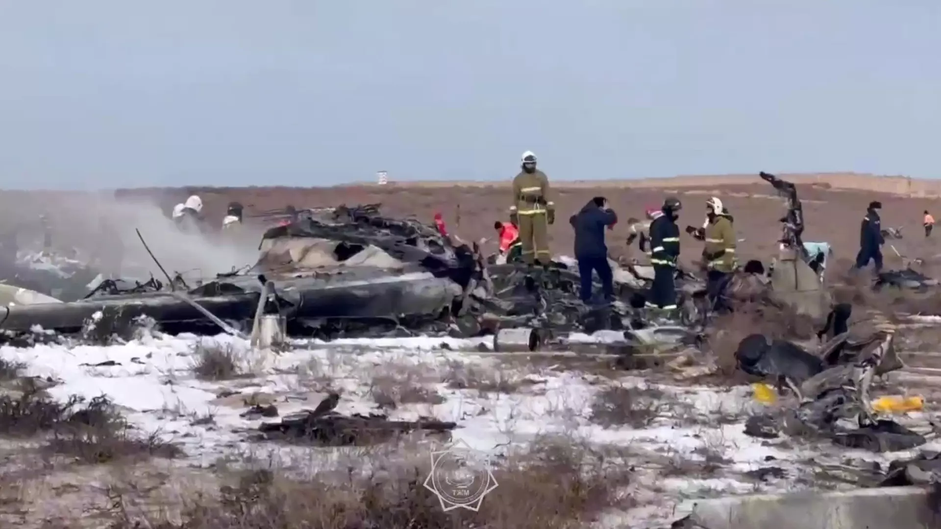 Минтранс Казахстана подготовил отчет о причинах крушения самолета авиакомпании AZAL.