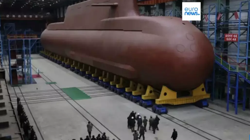 Ким Чен Ын Солтүстік Кореяның алғашқы ядролық сүңгуір қайығын тексерді