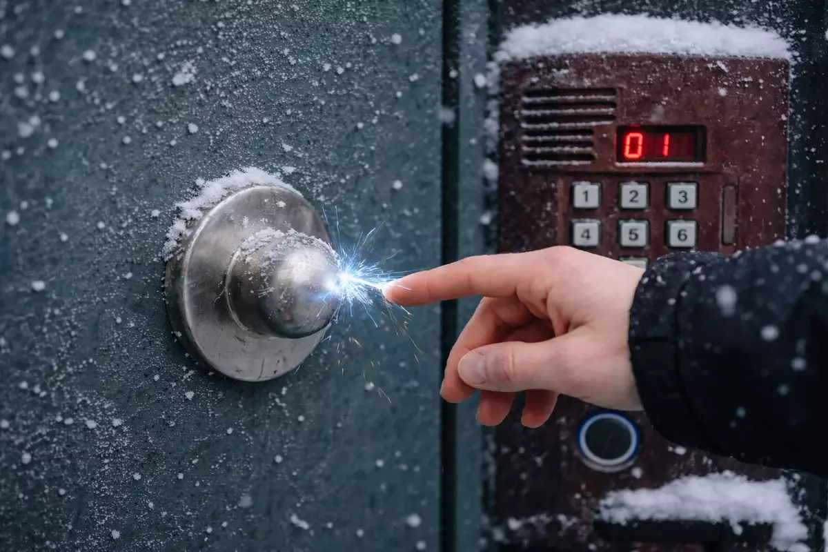 Парень попал в реанимацию после удара током от двери подъезда в Усть-Каменогорске