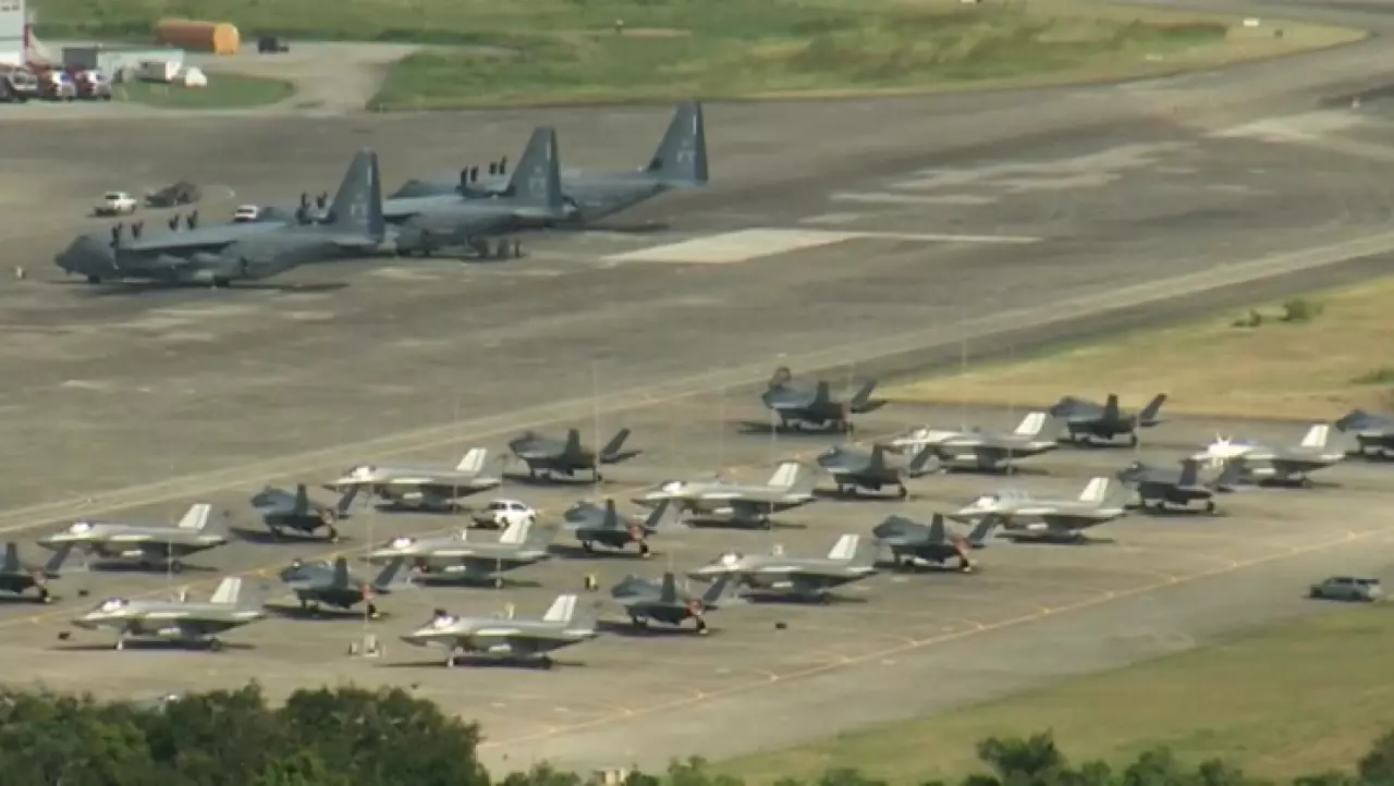 США перебросили ещё 5 военных самолетов к Венесуэле