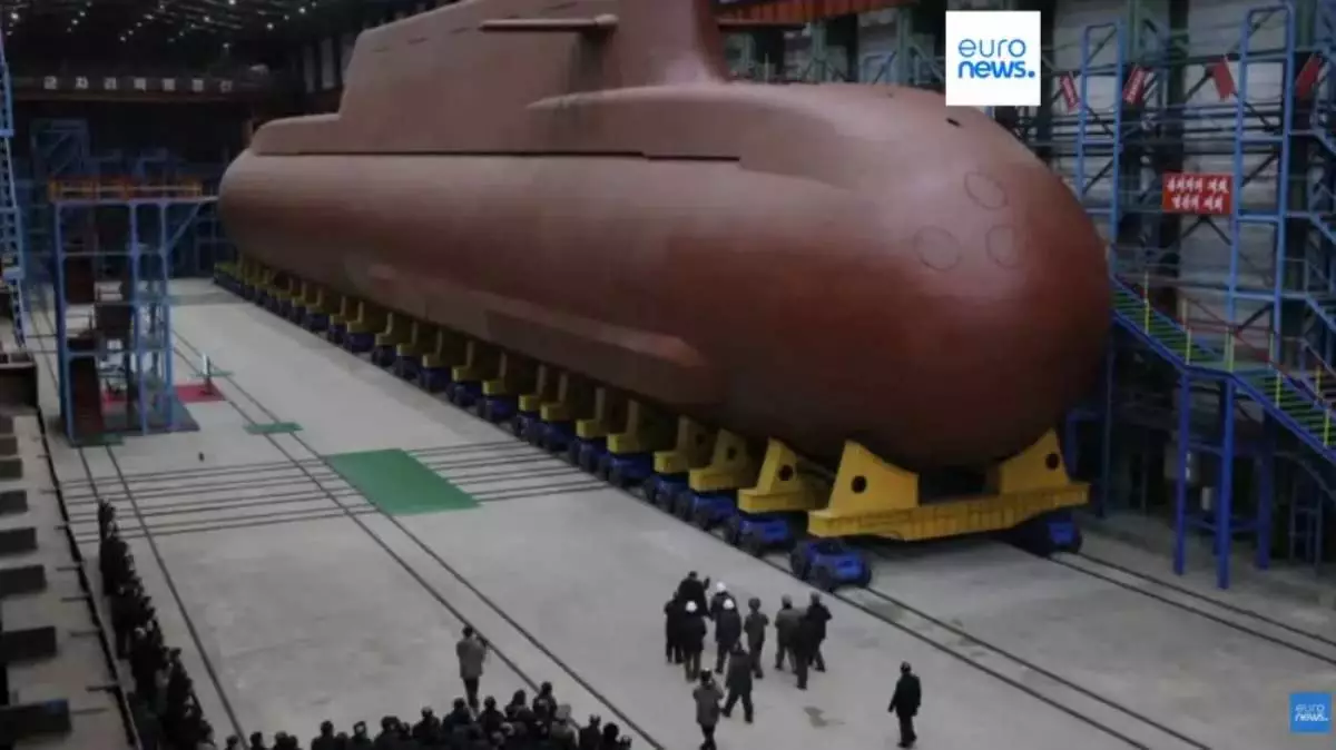 Ким Чен Ын Солтүстік Кореяның алғашқы ядролық сүңгуір қайығын тексерді