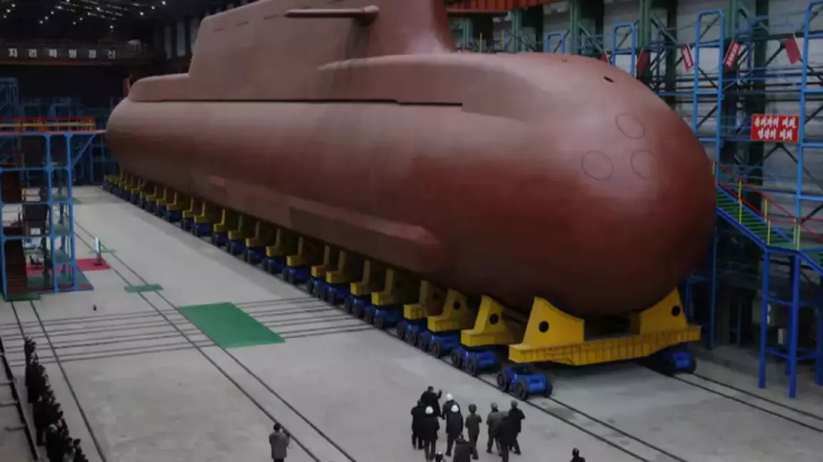 Солтүстік Корея алғашқы «ядролық» сүңгуір қайығын көрсетті
