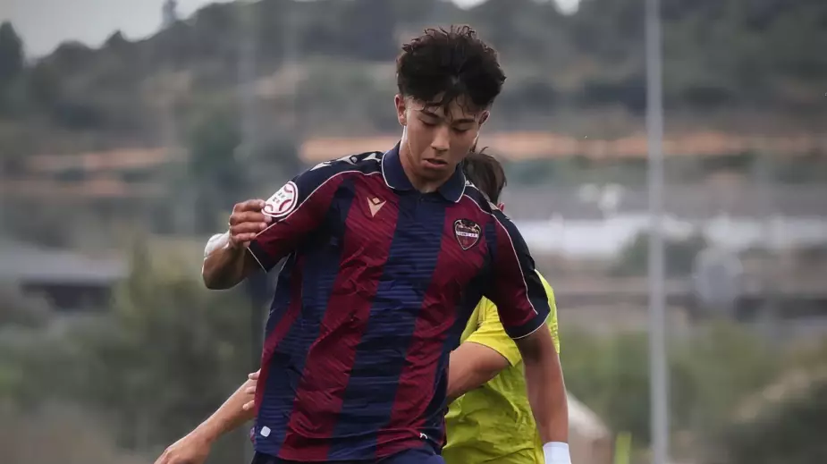 17-летний казахстанец подписал контракт с "Леванте"