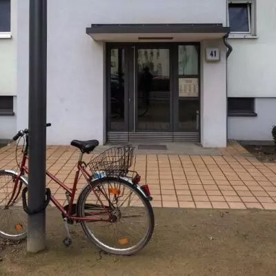 Мужчина попал в реанимацию после удара током у подъезда в Усть-Каменогорске