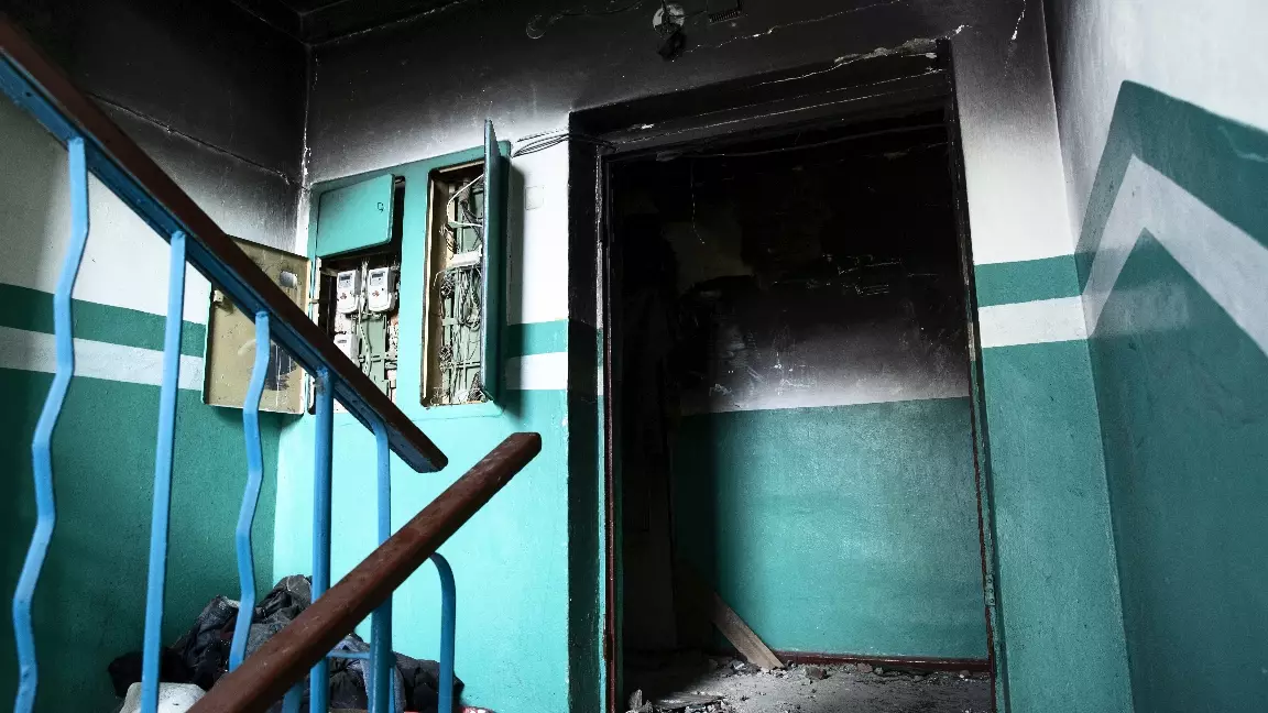 Өскеменде тұрғын үй кіреберісіндегі есіктен тоқ соғып, жігіт жансақтау бөліміне түсті